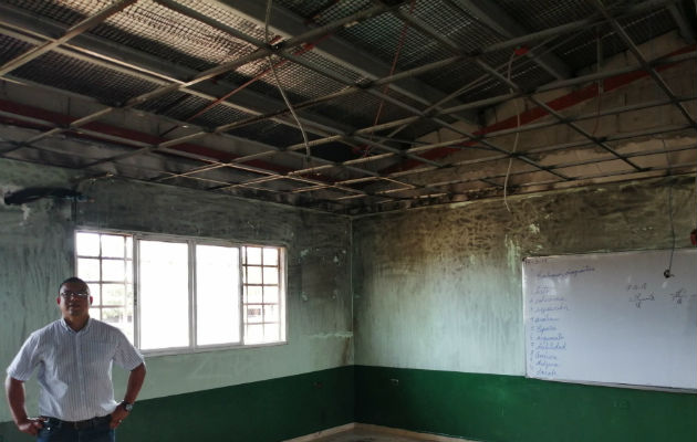 Así quedó el techo del aula incendiada. Foto: Eric A. Montenegro. 