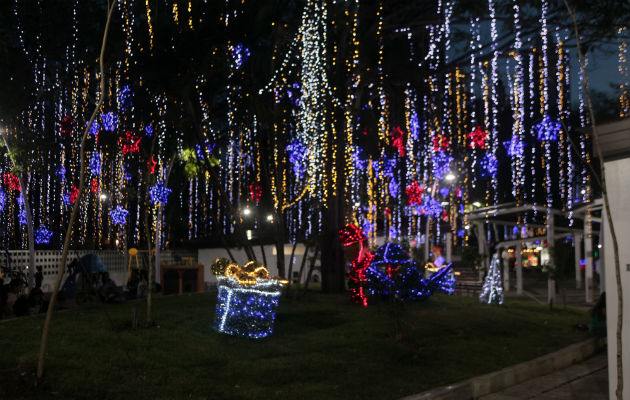 Parques iluminados en la ciudad de Panamá. Foto Victor Arosemena