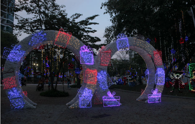 Parques iluminados en la ciudad de Panamá. Foto Victor Arosemena