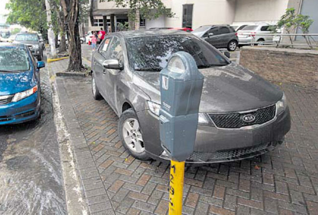 La mayor parte de parquímetros han sido vandalizados por delincuentes.