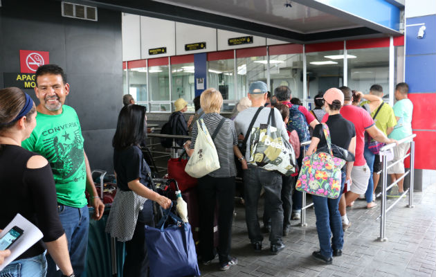 Turistas ticos pasan esta última semana de diciembre entre compras y playas