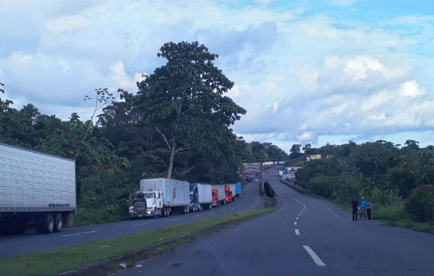 Según conductores, permanecer varias horas varados sin salir de Panamá representa para ellos gastos excesivos. 