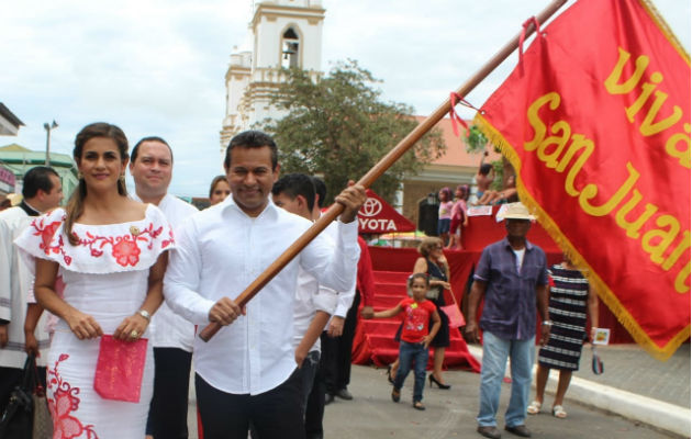  Samy Sandoval y su esposa Iraida fueron los abanderados. Foto: Thays Domínguez. 