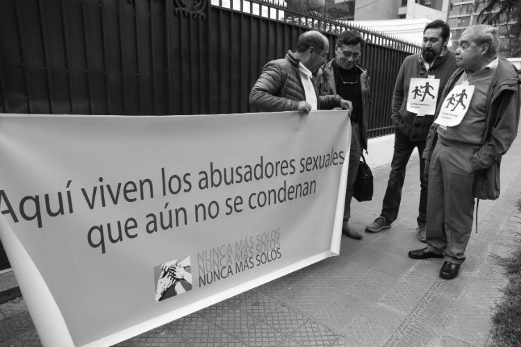 Protesta en Chile para exigir justicia por los abusos sexuales de los hermanos maristas, el pasado 27 de septiembre.  Foto: EFE