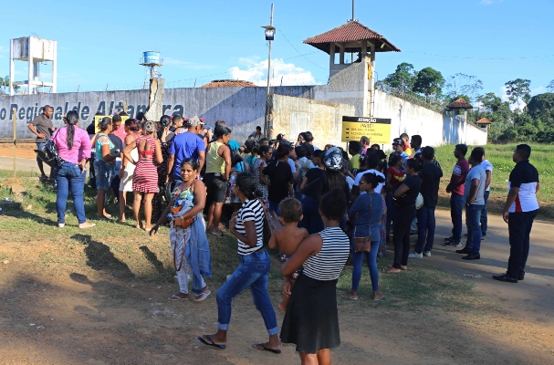 Un grupo de personas se aglomeran cerca del Centro de Recuperación Regional de Altamira, FOTO/EFE