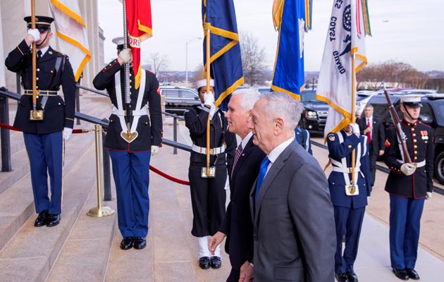 El secretario de Defensa estadounidense, Jim Mattis (d), recibe al vicepresidente estadounidense, Mike Pence, a su llegada al Pentágono, en Arlington, en el estado de Virginia . FOTO/EFE