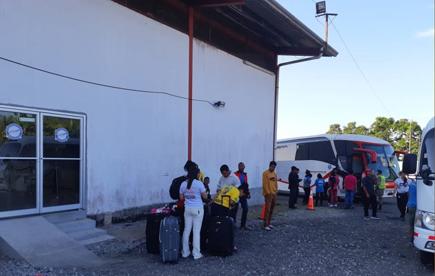 Un gran grupo de peregrinos decidió salir por tierra rumbo a Costa Rica, para luego tomar los vuelos a sus respectivos países. Foto/José Vásquez