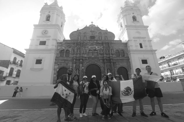 Un grupo de peregrinos en las afueras de la Catedral Metropolitana en el Casco Antiguo de la ciudad. Los panameños han recibido a los peregrinos con alegría y hospitalidad. Foto: Roberto Barrios. Epasa.