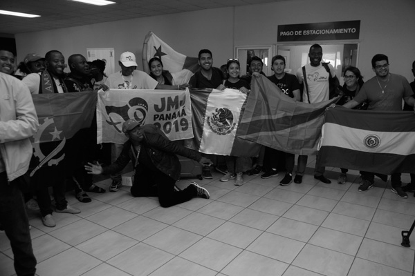 Peregrinos de la República de Angola, Colombia, México y de la República Democrática del Congo cantan unidos a su llegada al Aeropuerto Internacional de Tocumen. Foto: Victor Arosemena / Panamá América.