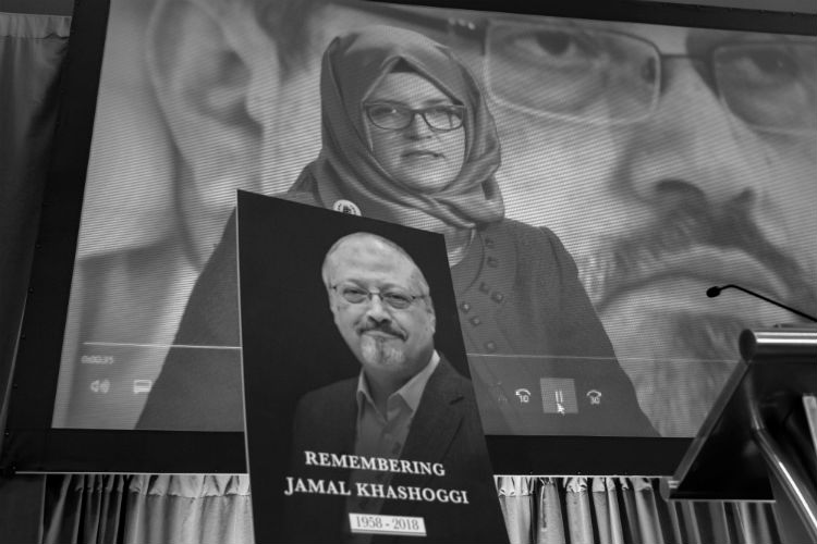 Una imagen del periodista asesinado, Yamal Khashoggi, durante un acto de recordación en la ciudad de Washington, Estados Unidos. Foto: AP