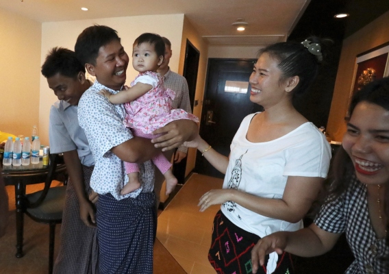 Los reporteros de Reuters Wa Lone (2-i) y Kyaw Soe Oo (i) celebran tras ser liberados de la prisión de Insein después de recibir un indulto presidencial en Yangon, Birmania.  FOTO/EFE