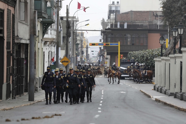 las inmediaciones del Congreso de Perú están fuertemente vigiladas. FOTO/EFE