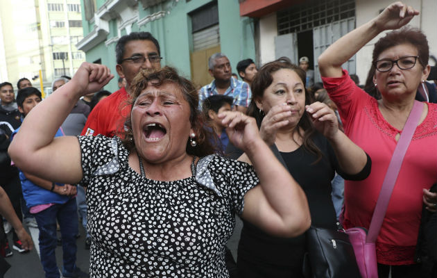 Los partidarios de Keiko Fujimori protestan por su detención frente a una corte en Lima, Perú. AP