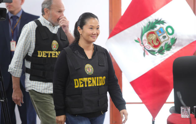 La detenida líder opositora peruana Keiko Fujimori asiste a una audiencia en Lima (Perú). EFE