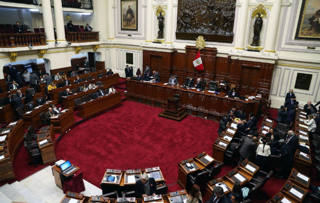 Durante el rápido debate de la norma en el pleno del Congreso, Salaverry rechazó las repetidas demandas del portavoz titular de Alianza Para el Progreso (APP) de retirar la firma del portavoz suplente de la resolución que exoneraba al proyecto de ley de pasar por comisiones.