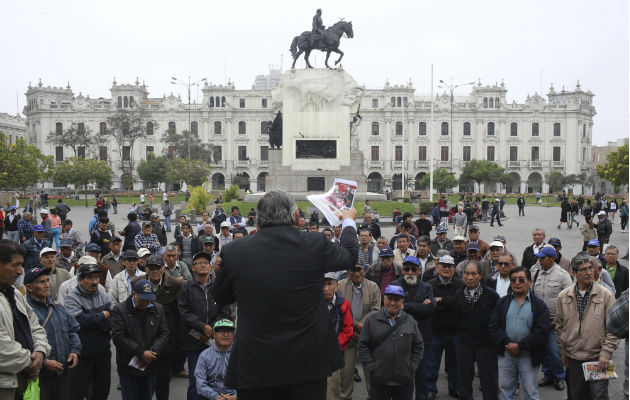 Un hombre habla sobre la situación política en la Plaza San Martín, Lima, Perú. Foto: AP.
