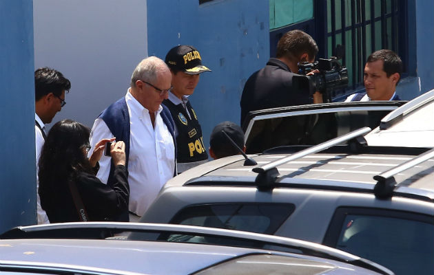 Posteriormente a su revisión médica, Kucyznski fue conducido a la Prefectura de la Policía Nacional, donde deberá cumplir los 10 días de detención preliminar.