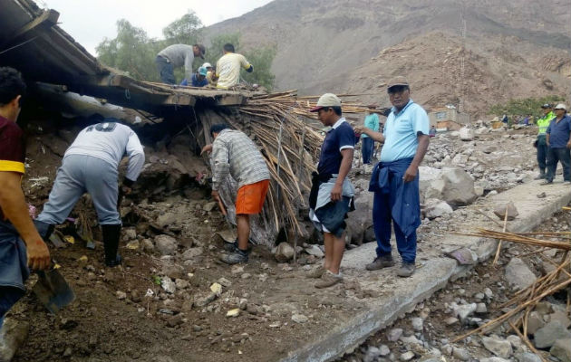 Daños causados por el deslizamientos de lodo y piedras en Aplao, región sur andina de Arequipa (Perú). Foto: EFE.