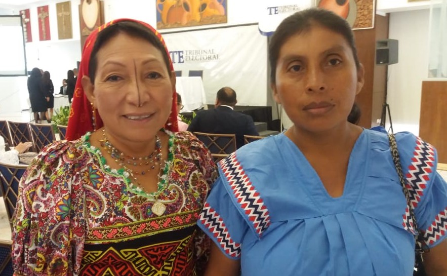 La diputada electa Petita Ayarza (izq.) junto a la diputada suplente Edilma Carpintero, de la Comarca Ngäbe-Buglé, en el acto de la entrega de credenciales. Foto Adiel Bonilla