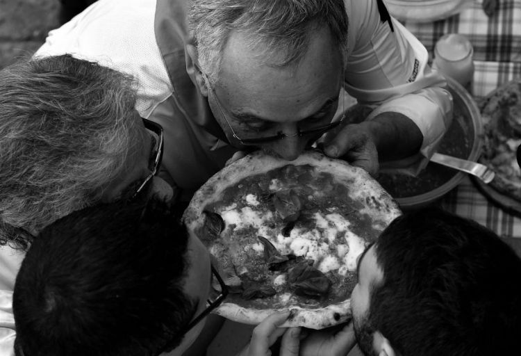 Existe una sana competencia que ha favorecido a los consumidores, a pesar del poco queso mozzarella que ofrecen algunas empresas con un precio asequible que antes no disponíamos en el mercado. Foto: AP.