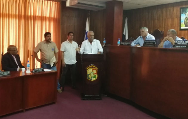 El abogado Víctor Martínez dijo que irán a la Corte Suprema de Justicia contra la  anulación de los certificados de taxi 8T. Foto: Eric A. Montenegro. 