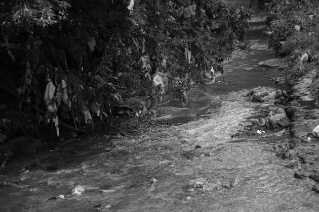 El inadecuado uso de los ríos y su contaminación llevaron  a la concienciación de todos los medios informativos para emprender una campaña educativa. Foto: Archivo.