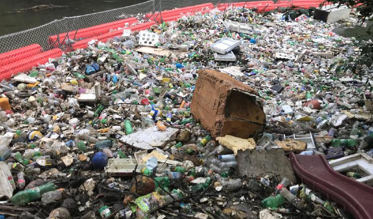 El sistema flotante de Marea Verde retiene toneladas de basura sobre el río Matías Hernández.  Foto de Elisinio González G. 