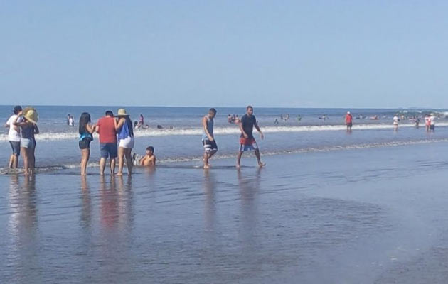 ¡Héroe! Joven le salva la vida a un niño, pero muere ahogado en playa Las Lajas. Foto: Mayra Madrid.