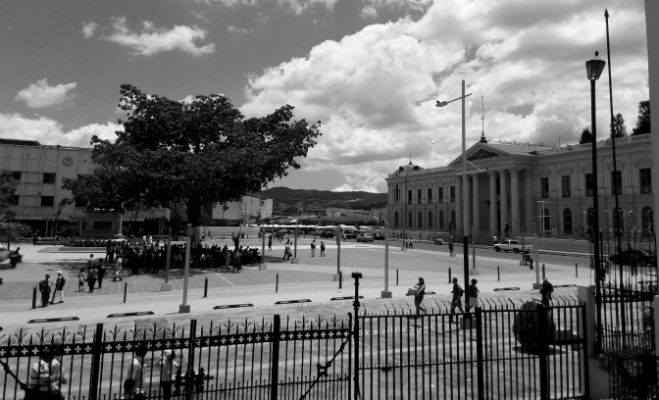  Vista de la Plaza Gerardo Barrios o también llamada Plaza Cívica, donde se realizará, este sábado 1 de junio, el traspaso de mando presidencial. Foto: Andree Cardona. Cortesía