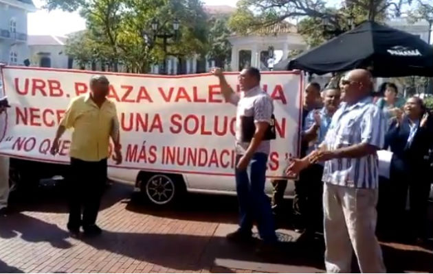 Residentes de Plaza Valencia protestan en Plaza Catedral.