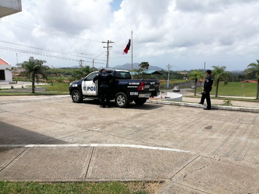 Unidades de la Policía Nacional de Arraiján realizaron un operativo en esta zona intentando ubicar a los pistoleros. FOTO/Eric Montenegro