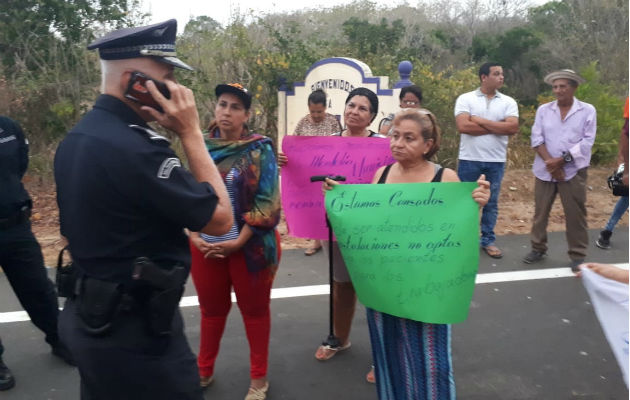 Los moradores salieron a la calle, pancarta en mano. Foto: Thays Domínguez.