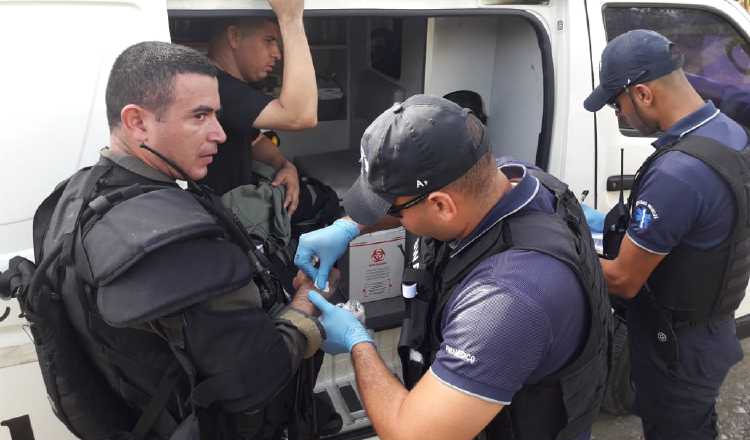 Uno de los agentes heridos. Foto de José Vásquez