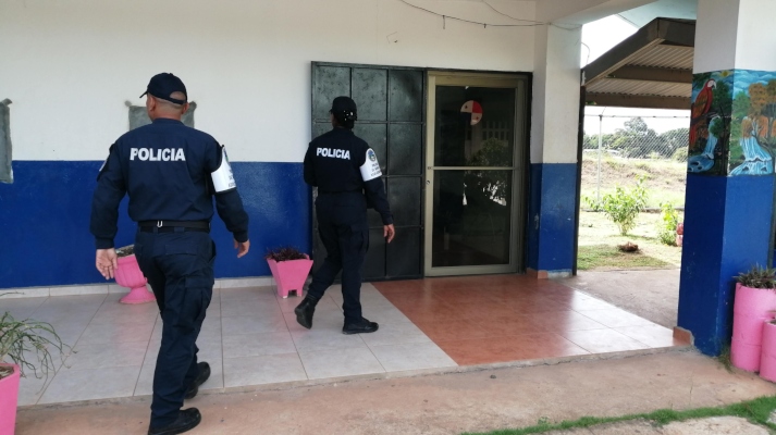 La Fiscalía de Adolescentes en Panamá Oeste junto a la Policía de Menores efectuó la noche del martes un allanamiento a la residencia del adolescente que aparece portando el arma, la cual no ha sido ubicada. foto/Eric Montenegro