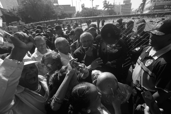 Jubilados protestan en demanda del aumento de sus pensiones en medio de un fuerte operativo policial.  Foto: Roberto Barrios/Epasa.