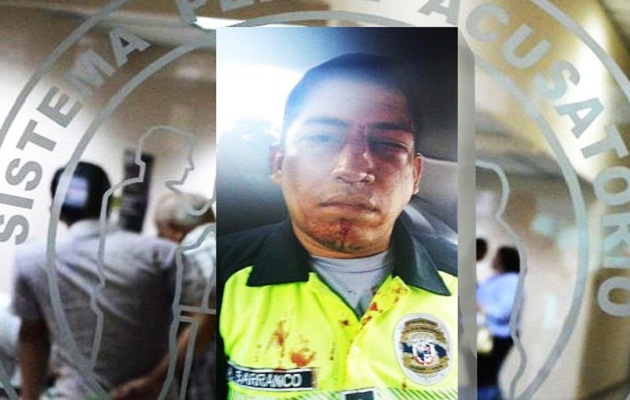 La unidad policial fue agredida por un conductor de un bus 