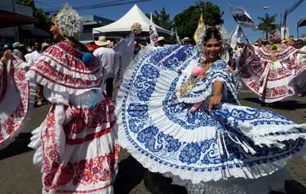 Lucieron sus mejores galas en esta novena versión del Desfile de las Mil Polleras. Foto/Thays Domínguez