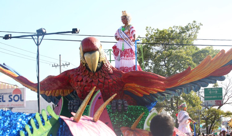 Las polleras más costosas, trabajadas y con mejores diseños son presentadas por las soberans para despedir la fiesta del carnaval. Foto: Panamá América