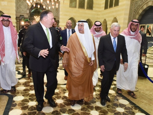 El Ministro de Relaciones Exteriores de Arabia Saudita, Ibrahim Al-Assaf (C) recibe al Secretario de Estado de EE. UU. Mike Pompeo (L) en el aeropuerto de Jeddah, Arabia Saudita. FOTO/AP