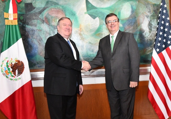 El secretario de Relaciones Exteriores de México, Marcelo Ebrard (d) durante un encuentro con el Secretario de Estado de los Estados Unidos, Mike Pompeo (i) en la sede diplomática mexicana, en Ciudad de México(México). FOTO/EFE