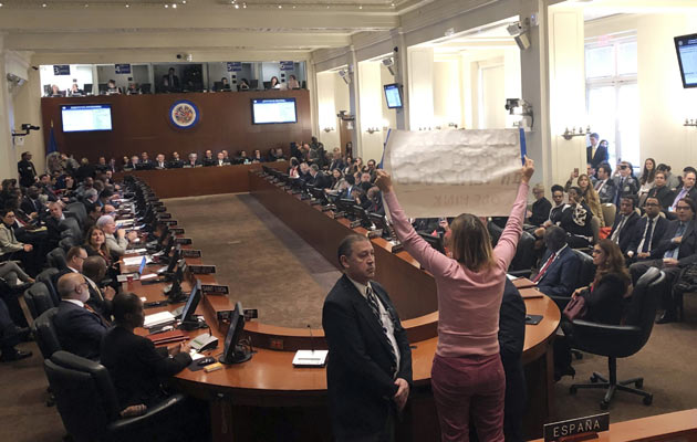 La activista Medea Benjamín con el grupo Code Pink, interrumpe los comentarios del secretario de Estado Mike Pompeo durante una sesión extraordinaria sobre la crisis en Venezuela celebrada por la Organización de los Estados Americanos,. FOTO/AP