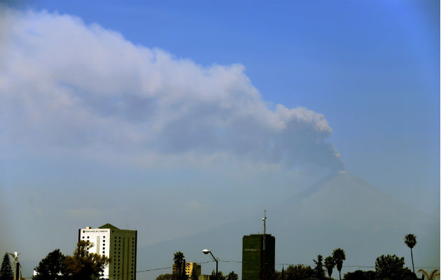 Vista general de una nueva exhalación del volcán Popocatépetl tomada este miércoles desde la ciudad de Puebla (México). Foto: EFE.
