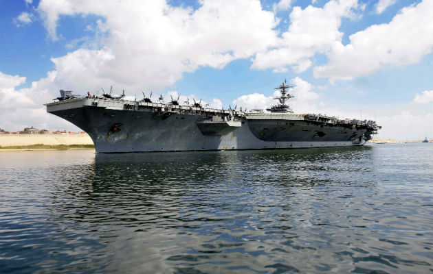 Portaaviones USS Abraham Lincoln cruzanzo el Canal de Suéz. Foto: EFE.