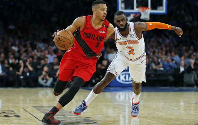  CJ McCollum de los  Trail Blazers (izq.) es marcado por Tim Hardaway de New York Knicks. Foto:AP 