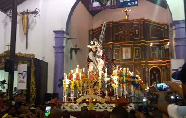 Los devotos se quedaron hasta la procesión que inició a las 8:00 p.m. de ayer, domingo, en Portobelo.