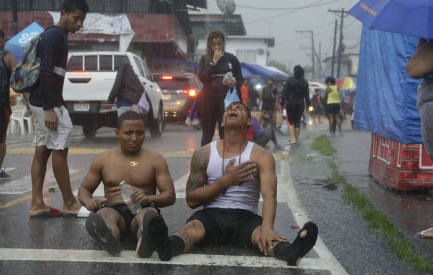 De rodillas, de espaldas y con un dolor a cuestas, miles de devotos pagaron 