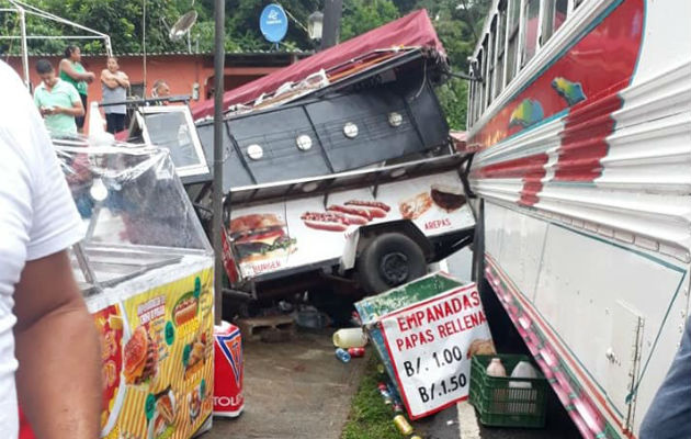   Parte de la estructura, donde iba a vender hot dog, le cayó encima al comerciante en Portobelo.