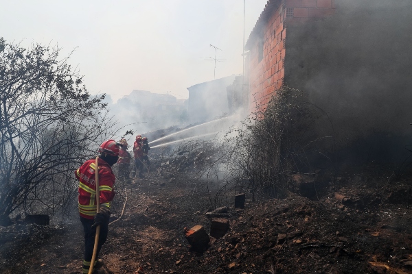 La rotación del viento provocó dificultades respecto a la dirección de propagación del fuego, lo que generó