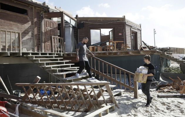  Vista de un restaurante destruido en el centro de Portugal por el huracán Leslie. EFE/ EPA