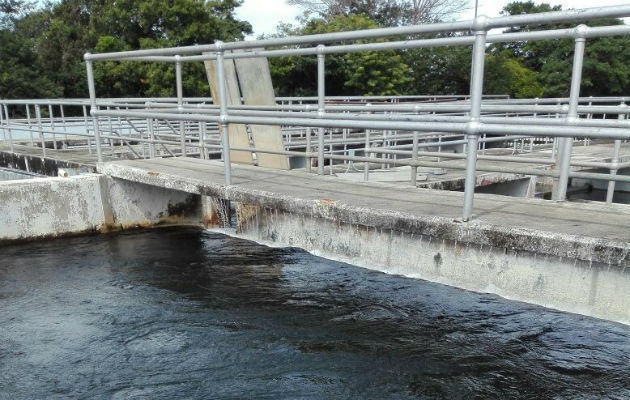 Esta planta recibe agua cruda de los ríos David y Majagua; y ambos registran bajos niveles, provocando un desabastecimiento en las zonas altas.